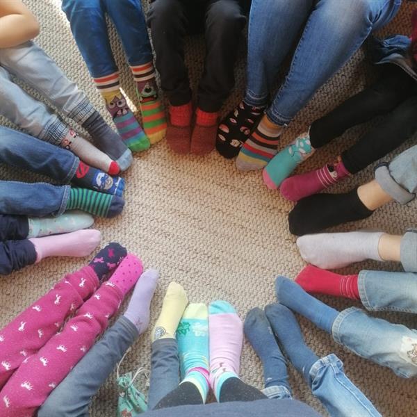Eine Gruppe von Menschen, die bunte Socken tragen