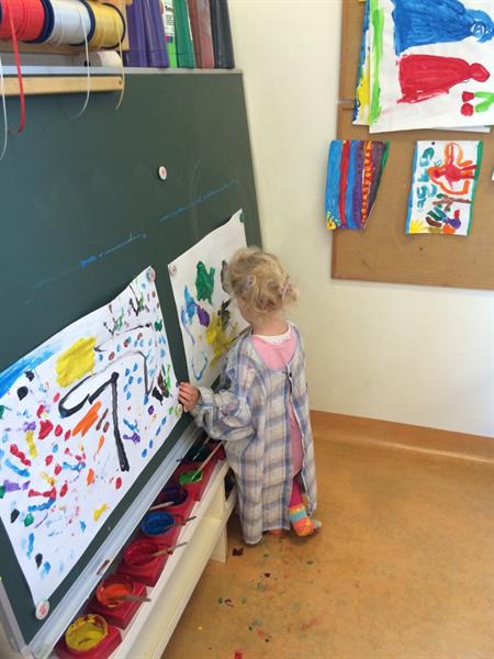 ein Kind, das auf einer Tafel zeichnet